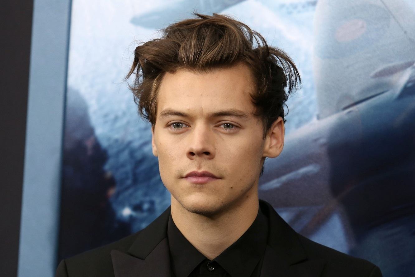 harry styles dengan gaya rambut ikal messy