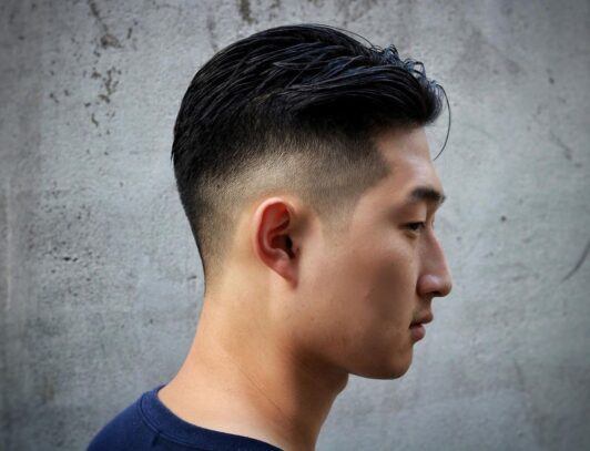 pria asia dengan potongan rambut taper fade