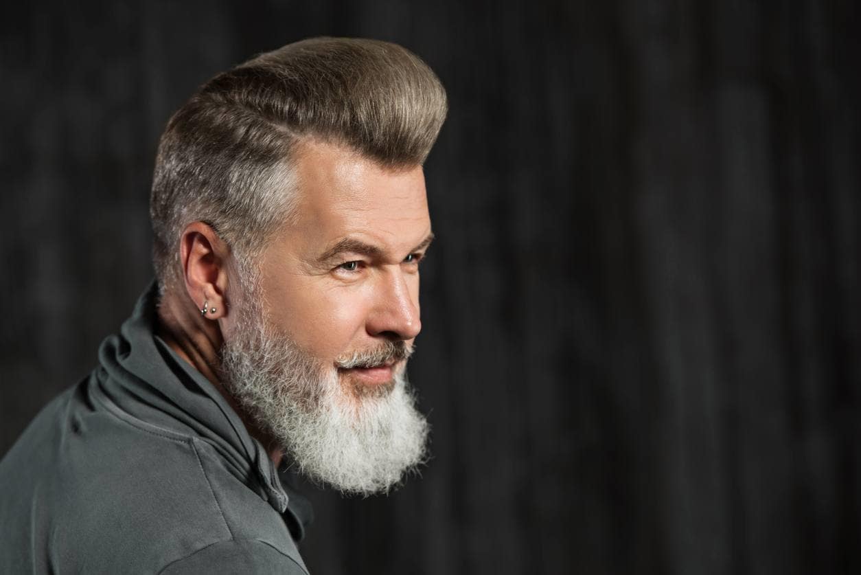 peinados grises para hombres pompadour