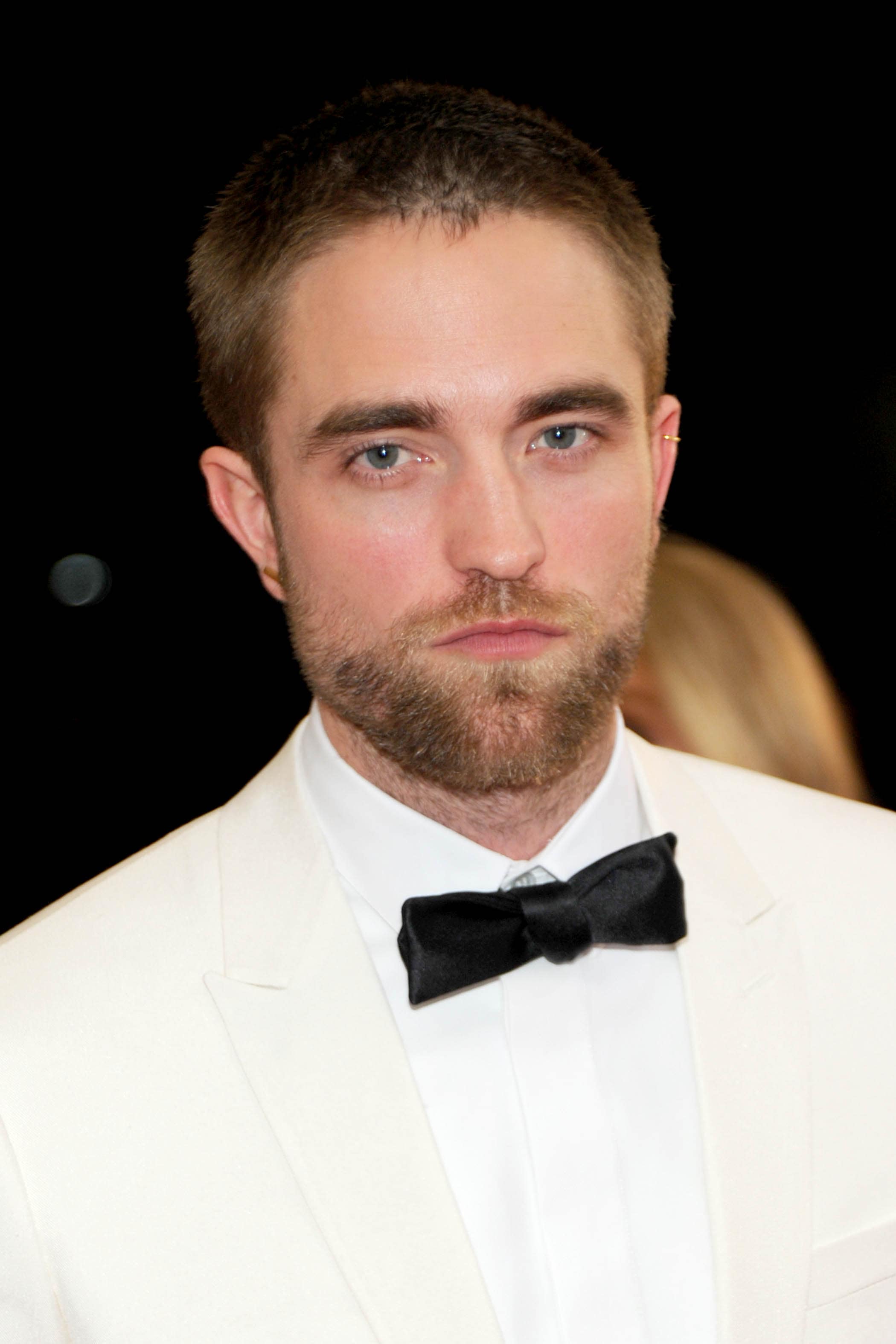 twilight star rob pattinson com barba e corte de buzz longo