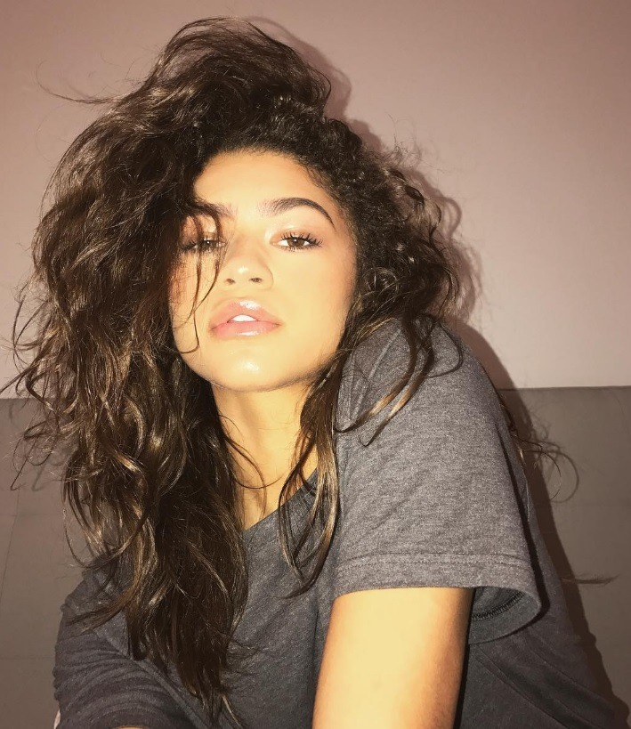 zendaya with curly hair