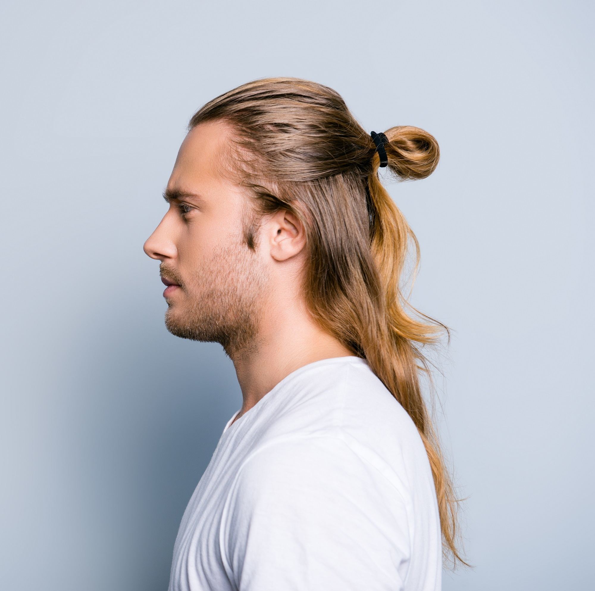 Man tail. Мэн Бун. Мэн Бун стрижка. Man bun прическа. Мужские прически с хвостом.